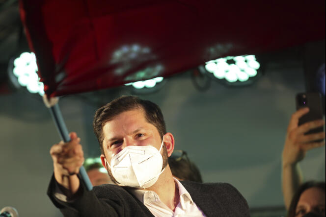 Gabriel Boric, leader de la coalition de gauche Apruebo Dignidad, devant ses partisans, à Santiago, le 21 novembre 2021.
