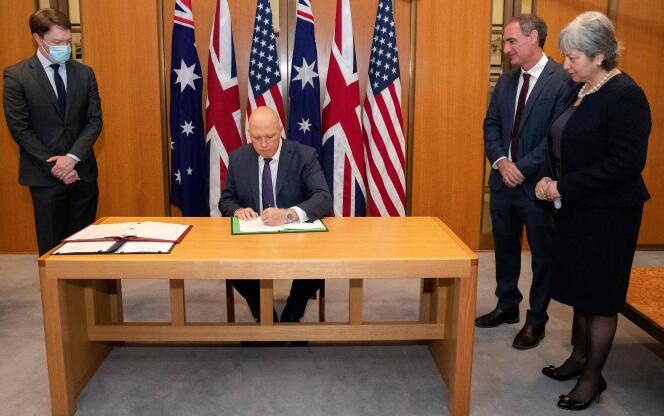 Le ministre de la défense australien, Peter Dutton, signe un accord autorisant l’échange d’« informations sur la propulsion nucléaire navale » entre son pays, les Etats-Unis et le Royaume-Uni, le 22 novembre 2021.