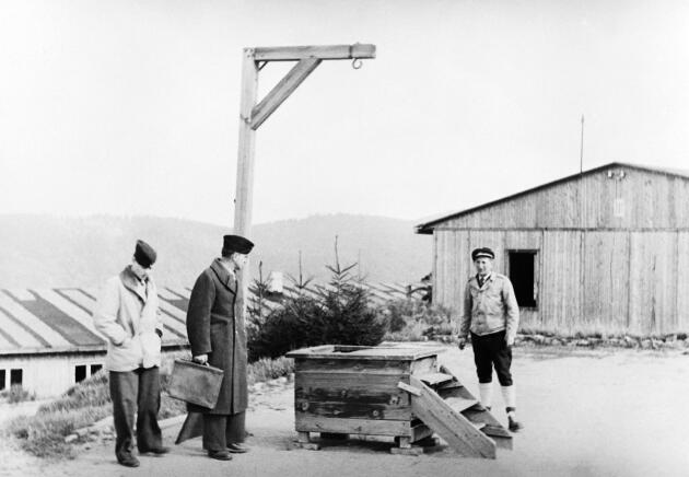 Photographie prise après la seconde guerre mondiale de la potence du camp de concentration, à Natzweiler, en Alsace.