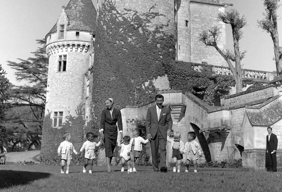 Joséphine Baker (1906-1975) et Jo Bouillon (1908-1984) au domaine des Milandes avec leurs enfants (France). En 1956.