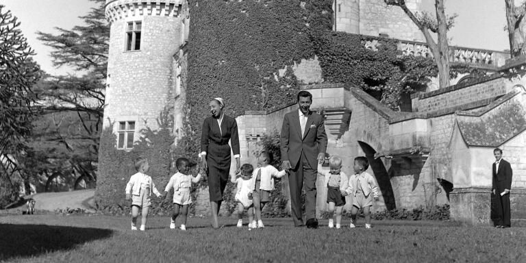 Joséphine Baker (1906-1975) et Jo Bouillon (1908-1984) au domaine des Milandes avec leurs enfants (France). En 1956.