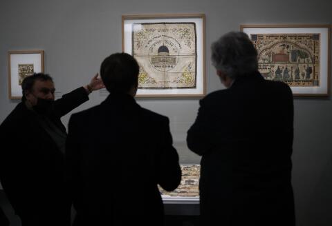 French President Emmanuel Macron (back) and French historian Benjamin Stora (L) visit the exhibition 'Juifs d'Orient, Une histoire plurimillenaire' (Jews of the East, a Multi-Millennial History) at the Institut du Monde Arabe (Arab World Institute) in Paris, on November 22, 2021. The exhibition runs from November 24 to March 13, 2022. (Photo by Yoan VALAT / POOL / AFP)