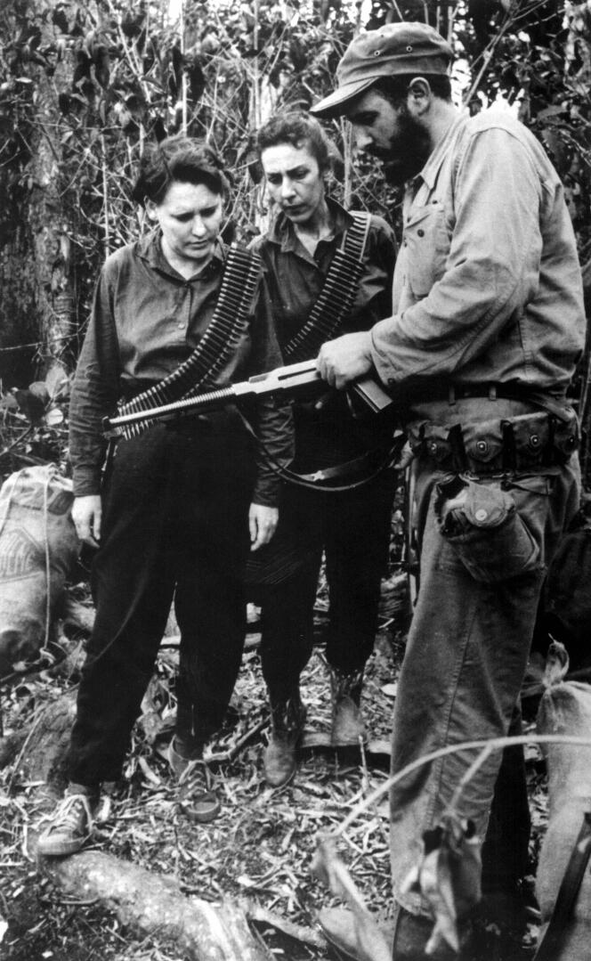 Haydée Santamaria (à gauche) et Fidel Castro, le 27 avril 1957.
