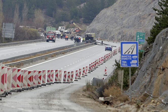 Sull'autostrada dove si è verificato l'incidente di autobus che ha ucciso almeno quarantasei persone, in Bulgaria, martedì 23 novembre 2021.