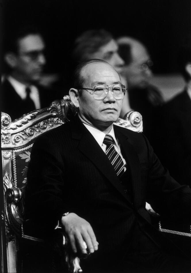 Former South Korean President Chun Doo-hwan at the Hôtel de Ville in Paris on April 15, 1986.