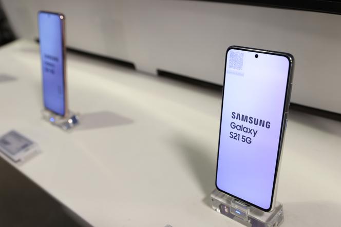 Un Samsung Galaxy S21, dans un magasin, à New York, en décembre 2021. 