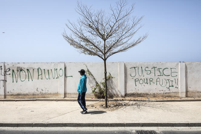 Un homme passe devant un mur où est écrit « Non au viol, justice pour Adji », à Dakar, le 18 mars 2021.