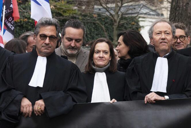Vincent Niore (à gauche), Julie Couturier et Olivier Cousi, respectivement vice-présidents et président du conseil de l’ordre des avocats de Paris, lors d’une manifestation contre le projet de loi de confiance dans la justice, à Paris, le 16 novembre 2021.