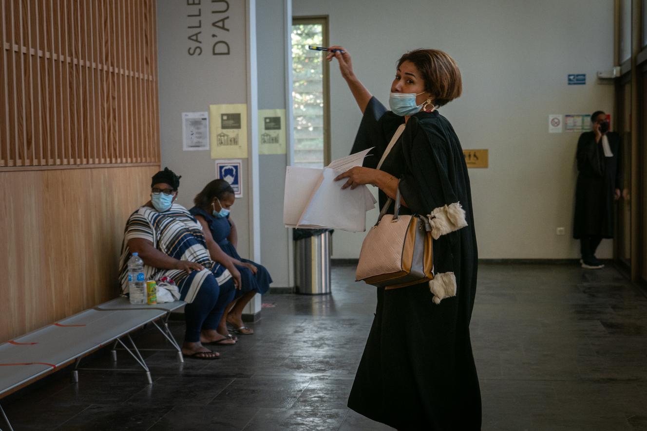 A lawyer is preparing to plead for one of her clients accused of looting during a night of violence a few days earlier, at the Pointe-à-Pitre court, on November 22, 2021. In the background, a mother awaits the Immediate appearance of his son accused of attempted intrusion into a bank.