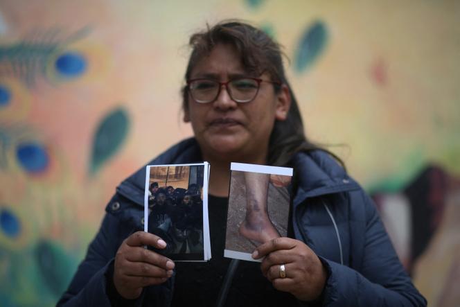 Natividad Maman, à El Alto, en Bolivie, le 23 mars 2021, montre des photos de son fils, enlevé et prétendument torturé dans la région de Senkata, lors des affrontements entre partisans et opposants de l’ex-président Evo Morales en novembre 2019.