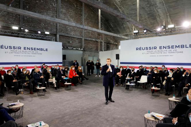 Emmanuel Macron s’exprime lors d’un débat avec des représentants locaux et des acteurs publics et privés impliqués dans des projets de rénovation, durant une visite à Amiens axée sur l’attractivité du département de la Somme, le 22 novembre 2021.