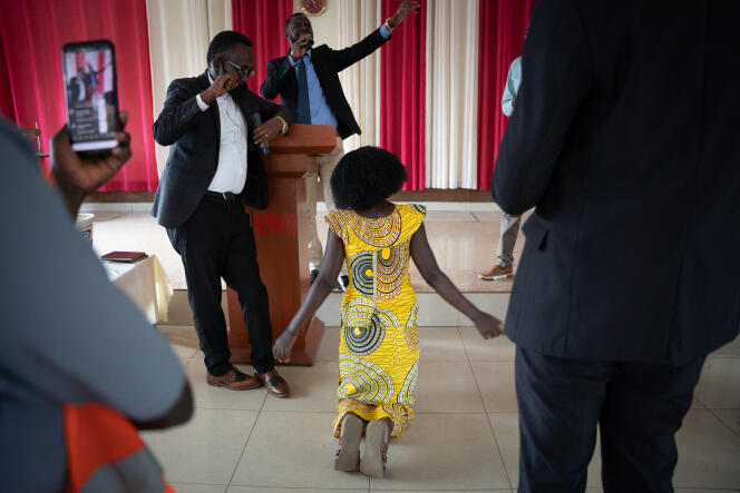 Prière à l’Eglise de Dieu en Afrique au Rwanda (EDAR), l’église inclusive pour la communauté LGBT+, à Kigali, le 14 novembre 2021.