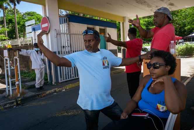 Des professionnels de santé du CHU de Pointe-à-Pitre, suspendus de leurs fonctions pour avoir refusé de se faire vacciner contre le Covid-19, occupent l'entrée de l'hôpital, le 23 novembre 2021.