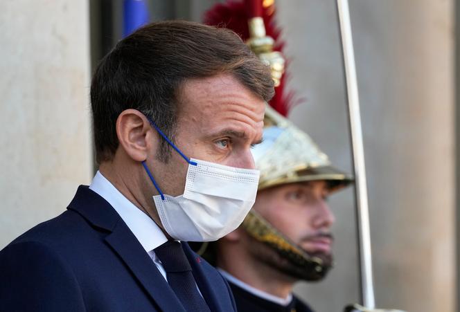 Emmanuel Macron, sur le perron de l’Elysée, à Paris, le 9 novembre 2021.