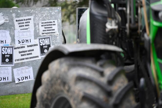 Een demonstratie tegen de burgemeester van Languete (Ile-et-Villain), die pesticiden op 150 meter van huizen heeft verboden, in oktober 2019.