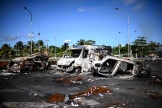 Des carcasses de voitures brûlées sur un rond-point, à Petit-Bourg, en Guadeloupe, le 23 novembre 2021.