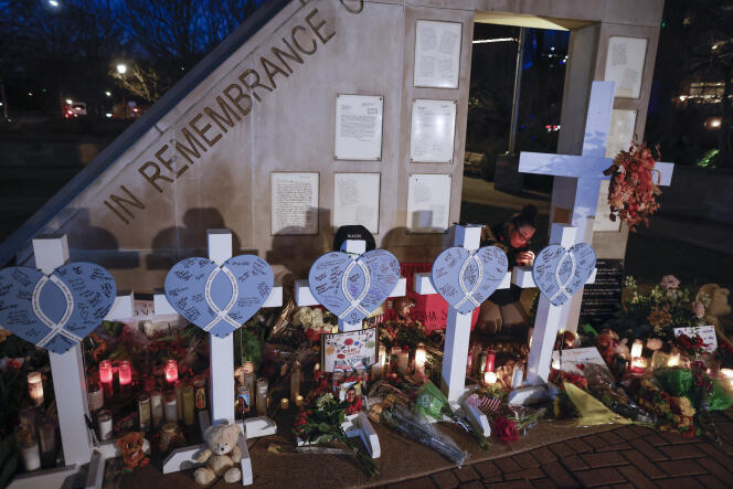 Un mémorial en hommage aux victimes, le 23 novembre 2021, à Waukesha (Wisconsin) où un conducteur a percuté la foule avec sa voiture, deux jours auparavant.