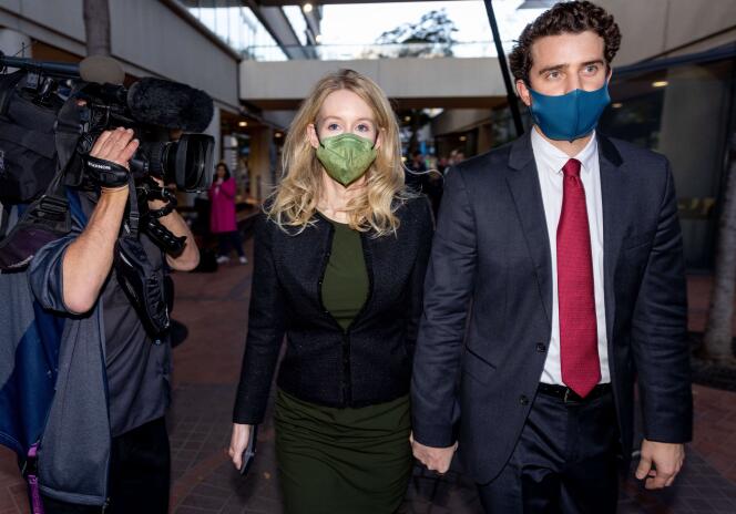 The former patron of Theranos, Elizabeth Holmes, leaves federal court in San José, California, along with her husband, Billy Evans, on November 23, 2021. She faces up to twenty years in prison for fraud.