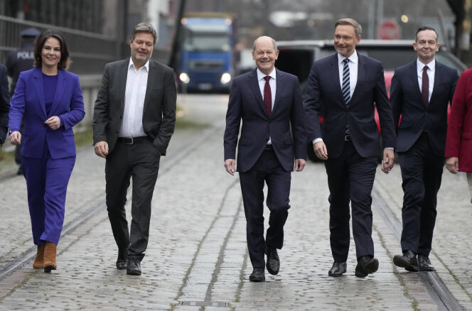 Le social-démocrate Olaf Scholz (au centre) et les chefs du parti Vert Annalena Baerbock (à gauche), et Robert Habeck (deuxième à gauche), le président du Parti libéral-démocrate Christian Lindner (deuxième à droite) et Volker Wissing (à droite), à Berlin, le 24 novembre 2021.