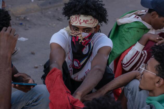 Sayyid Mohsen, 22 ans, porte un bandeau sur lequel il est écrit « le peuple est le plus fort », à Bahri, en banlieue de Khartoum, le 21 novembre 2021.