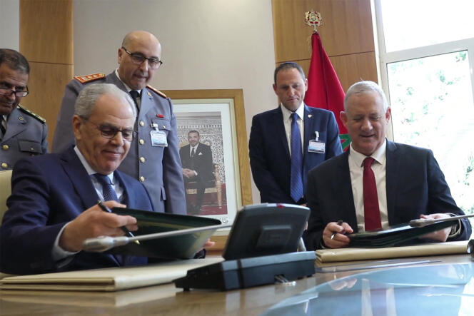 Le ministre israélien de la défense, Benny Gantz, signant un mémorandum sur la défense avec Abdellatif Loudiyi, ministre délégué du Maroc chargé de l’administration de la défense nationale, à Rabat, au Maroc, le 24 novembre 2021.