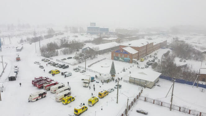 Des ambulances et des camions de pompiers garés près de la mine de charbon de Listviajnaïa, en Sibérie, le 25 novembre 2021. Onze personnes sont mortes et près de cinquante autres sont portées disparues après un accident.