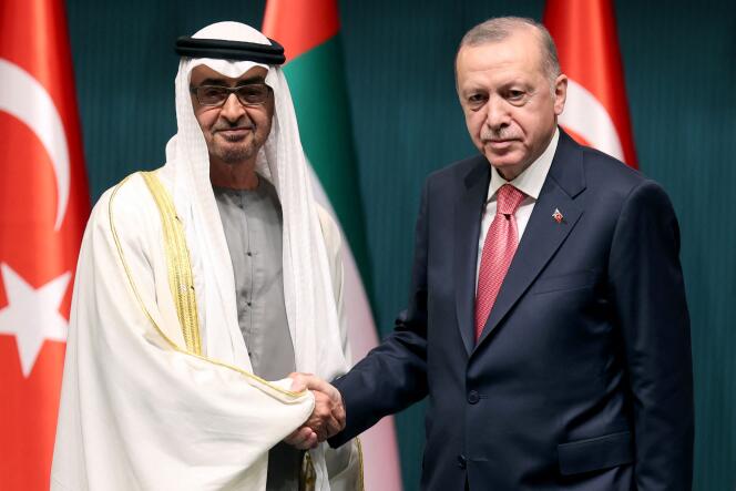 Le président turc Recep Tayyip Erdogan (à droite) et le prince héritier d’Abou Dhabi, le cheikh Mohammed bin Zayed Al Nahyan, à Ankara, le 24 novembre 2021.