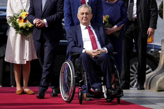 Agé de 77 ans, Milos Zeman, ici en août 2021, a commencé cette année à se déplacer en fauteuil roulant en raison d’une neuropathie diabétique qui a atteint ses jambes.