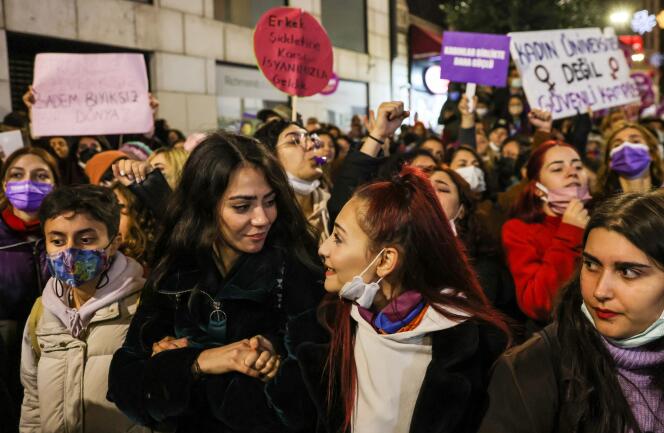Manifestation contre les violences faites aux femmes, à Istanbul, en Turquie, le 25 novembre 2021.