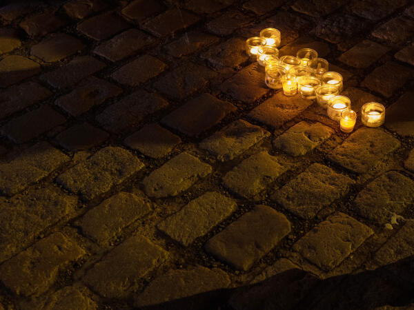 En la noche del 24 al 25 de noviembre de 2021, se encendieron velas en memoria de los inmigrantes que murieron en el mar frente a la costa de Paul Devot en Galilea.