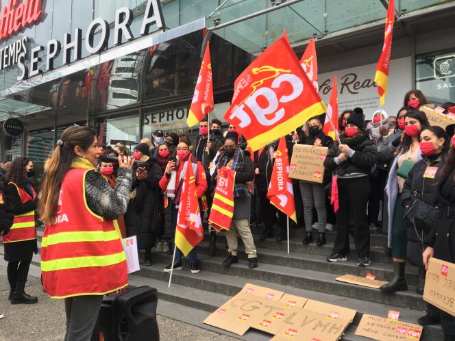 Sephora employees on strike, in front of the La Défense store (Hauts-de-Seine), on November 25, 2021.