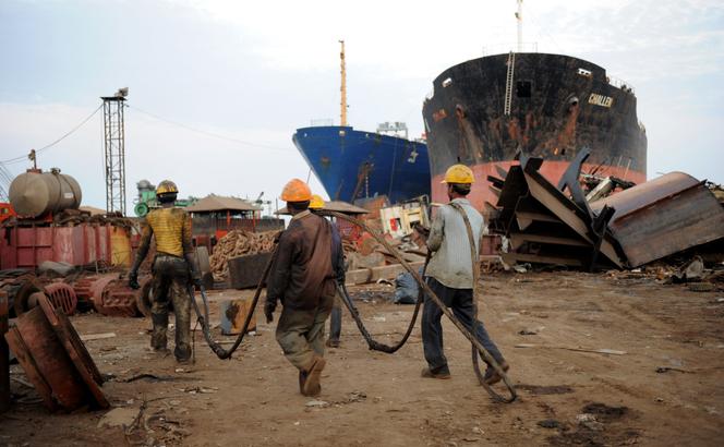 Sur le chantier de déconstruction d’Alang, en Inde, les ouvriers qui désossent les navires travaillent dans des conditions souvent inhumaines. Ici, en 2011.