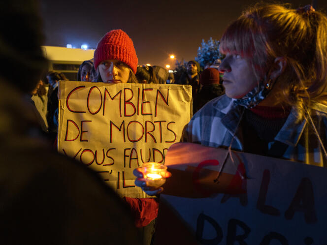 A Calais, au soir du 24 novembre 2021, après la mort de migrants dans le naufrage d'une embarcation au large de Calais, des bénévoles et membres d'association se sont regroupés à l'entrée du quai Paul-Devot.