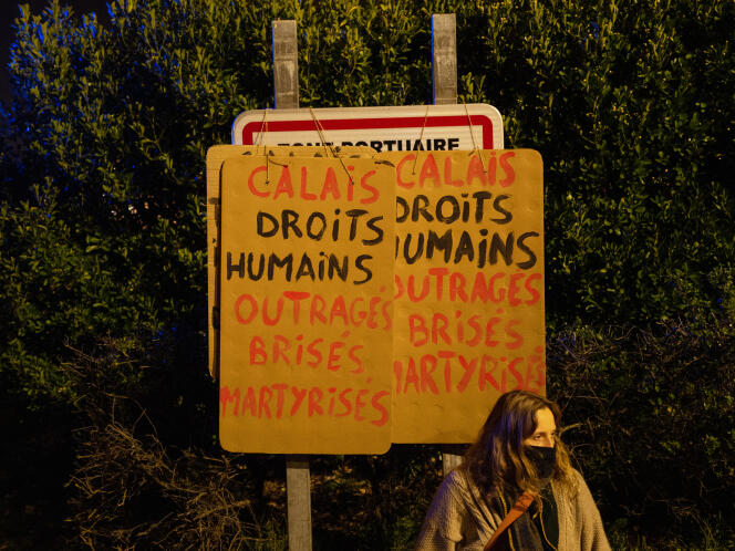 In Calais, Wednesday November 24, 2021. At least 27 migrants died that day in the sinking of a boat off Calais. In the evening, volunteers and members of associations gathered at the entrance to Quai Paul-Dévot in support of migrants.