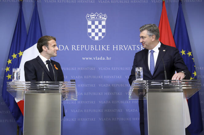 Le président français, Emmanuel Macron, et le premier ministre croate, Andrej Plenkovic, à Zagreb, en Croatie, le 25 novembre 2021.