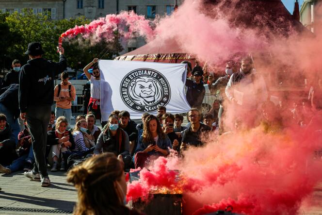 Une soixantaine d’étudiants de la filière Staps manifestent sur la place de l’hôtel de ville de Poitiers, le 13 octobre 2021.