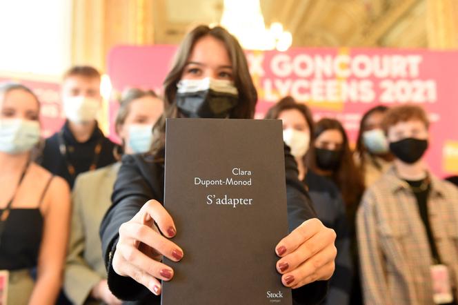 Prix Goncourt 2022 Le prix Goncourt des lycéens décerné au roman « S'adapter », de Clara  Dupont-Monod