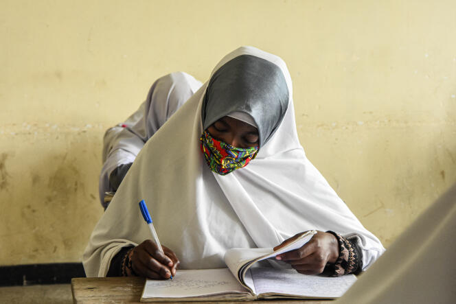Une lycéenne tanzanienne à Dar es-Salaam, en juin 2020.