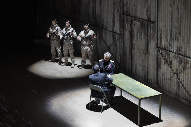 Jonas Kaufmann (assis, de face) dans « Otello », de Verdi, en novembre  2021, au Théâtre San Carlo de Naples (Italie).