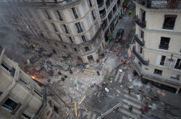A general view shows debris and car wreckage following the explosion of a bakery on the corner of the streets Saint-Cecile and Rue de Trevise in central Paris on January 12, 2019. - A powerful gas explosion tore through a building in central Paris on January 12, killing two firefighters and a Spanish woman, injuring dozens of people and badly damaging nearby apartments, officials said. (Photo by Carl LABROSSE / AFP)