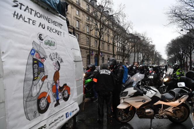Des motards manifestent contre la mise en place d’un stationnement payant pour les deux-roues à moteur à Paris, le 6 février 2021.