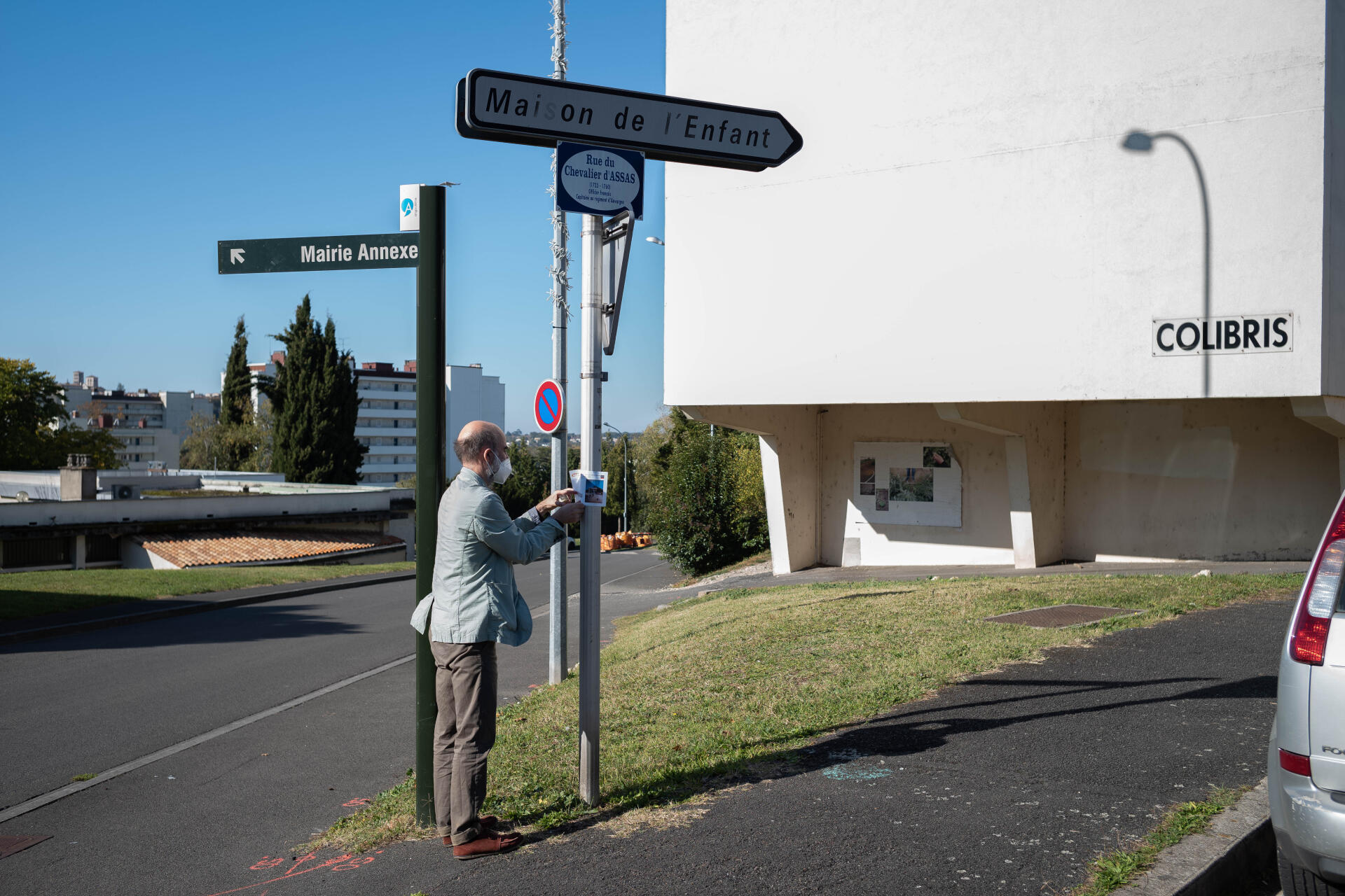 Le sociologue Pierre Pérot, de l’Espace Mendès France, accroche les affichettes du jeu de piste organisé pour les adolescents du quartier de Bel-Air, à Angoulême, le 28 octobre 2021.