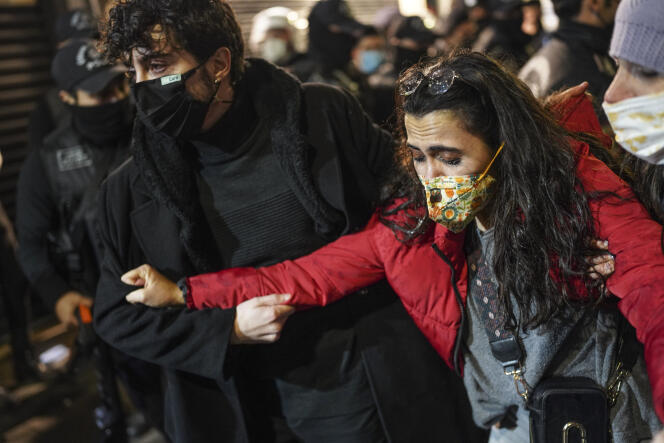 La police turque a utilisé des gaz lacrymogènes contre les manifestants lors d’une manifestation contre les violences faites aux femmes, à Istanbul, le 25 novembre 2021.