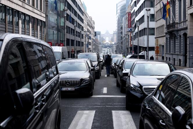 En protestation contre l’arrêt de la cour d’appel, des chauffeurs Uber bloquent une rue de Bruxelles (Belgique), le 25 novembre 2021.