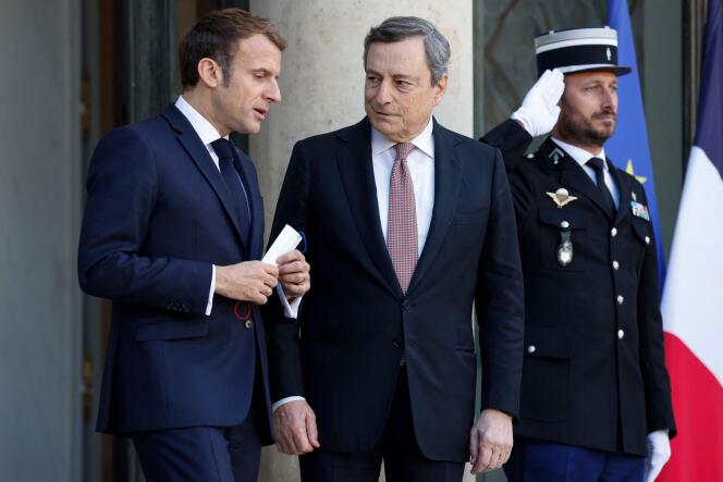 Emmanuel Macron e il presidente del Consiglio italiano, Mario Draghi, sui gradini della scalinata dell'Eliseo, a Parigi, il 12 novembre 2021.