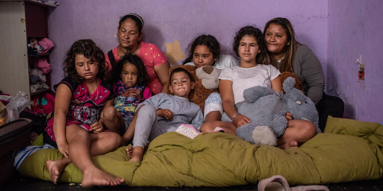 From left to right: Josmeri (9) Marbelis Diaz (34) Rosbeidi(4) Alejandro (5) Rosneidi (11) maria Gabriela (12) y Norelis Diaz(27) The Diaz sister and their daughters and son sits in the floor where thy sleep after a peruvian migrant offer them a small room to spend a few days. before this the Diaz sister and tye children slept in the streets in Santiago. Before arriving in Santiago the group stayed in Iquique,  north Chile where all Venezuelan arrives by bus and walking. Friday 19th of November, 2021. Santiago, Chile. CRISTOBAL OLIVARES POUR LE MONDE