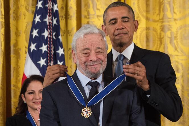Le président Barak Obama remet, le 24 novembre 2015, la médaille présidentielle de la Liberté, la plus haute distinction civile du pays, au compositeur Stephen Sondheim.