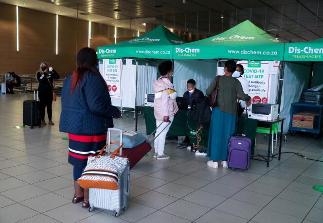 Des voyageurs font la queue pour réaliser un test PCR à l’aéroport international de Johannesburg, en Afrique du Sud, le 26 novembre 2021.