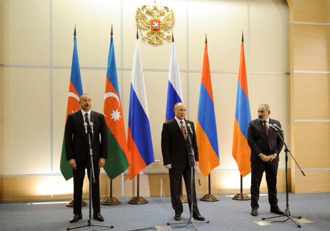 Le président russe, Vladimir Poutine (au centre), son homologue azerbaïdjanais, Ilham Aliev (à gauche), et le premier ministre arménien, Nikol Pachinian (à droite) lors d’une rencontre à Sochi (Russie), le 26 novembre 2021.