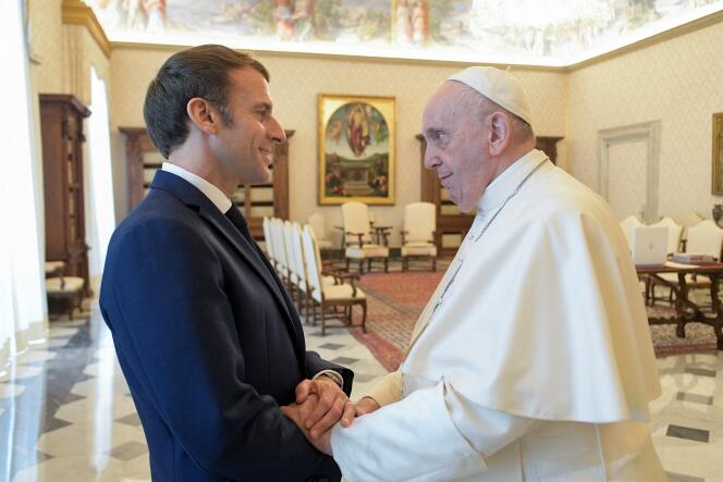 Emmanuel Macron lors de sa rencontre avec le pape François, au Vatican, le 26 novembre 2021.